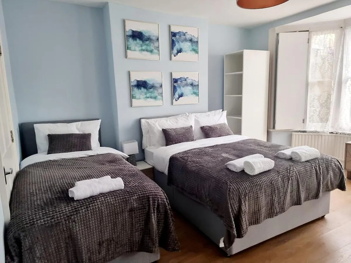Apartment London Spacious 2 Bedroom-3 Mins Walk Tube, Hospital, Queen Mary Uni Sleeps 5