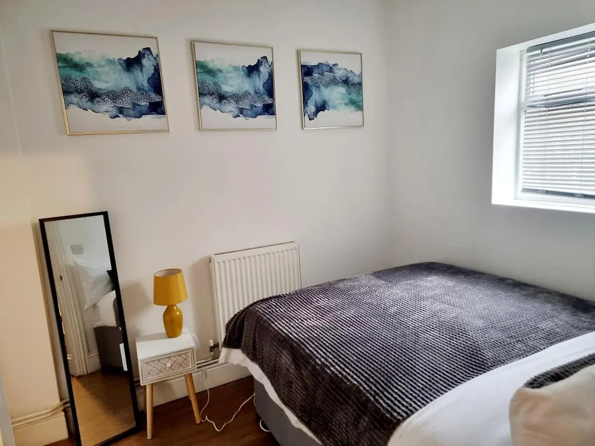 London Spacious 2 Bedroom-3 Mins Walk Tube, Hospital, Queen Mary Uni Sleeps 5 United Kingdom