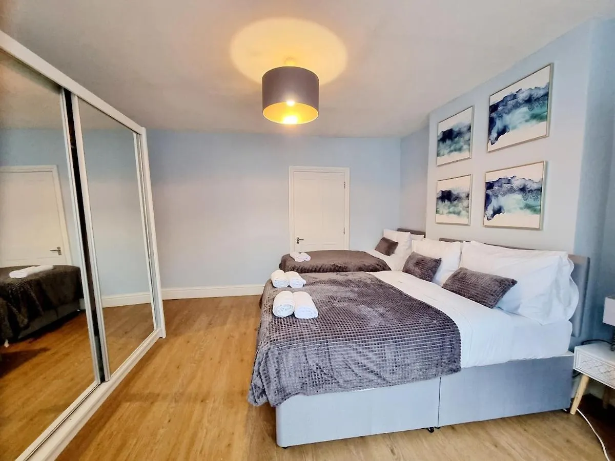 London Spacious 2 Bedroom-3 Mins Walk Tube, Hospital, Queen Mary Uni Sleeps 5 Apartment