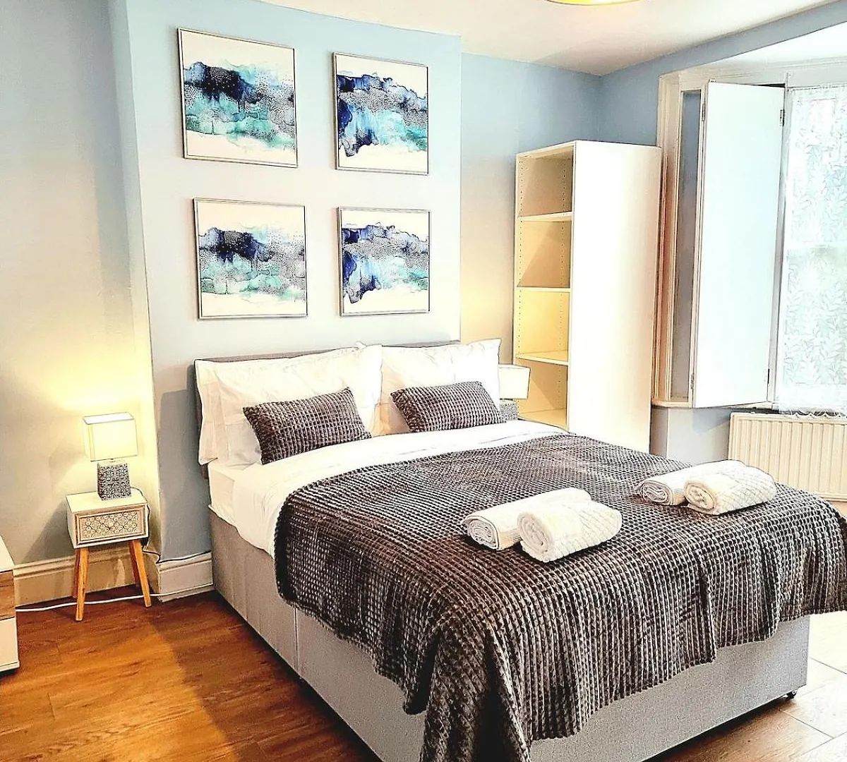 London Spacious 2 Bedroom-3 Mins Walk Tube, Hospital, Queen Mary Uni Sleeps 5