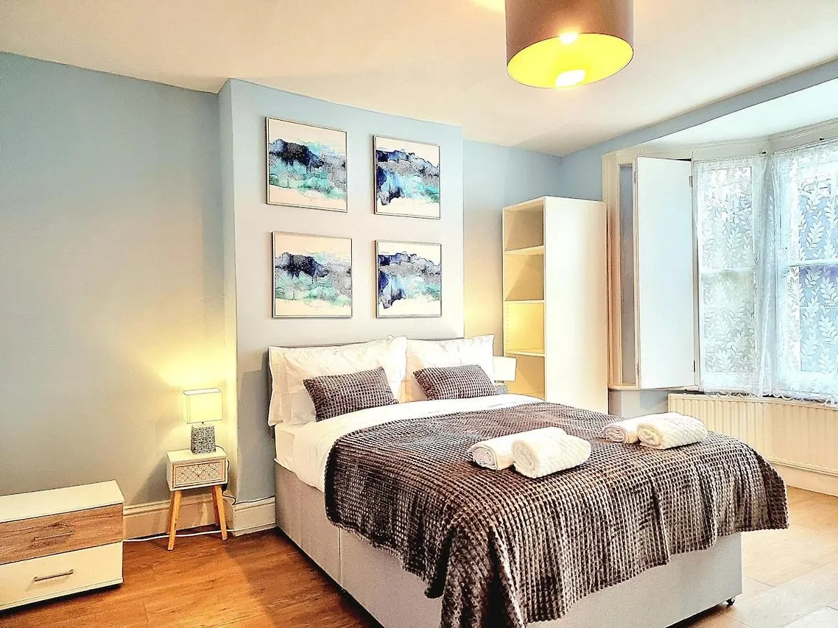 London Spacious 2 Bedroom-3 Mins Walk Tube, Hospital, Queen Mary Uni Sleeps 5